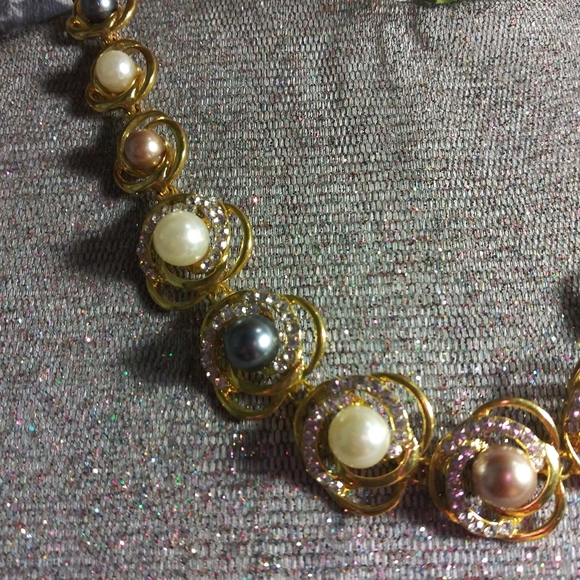 Tri colour gold tone and faux Pearl necklace. - Picture 3 of 6